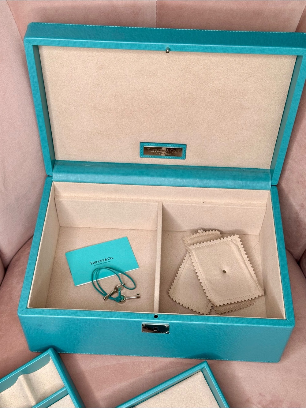 Tiffany & Co. teal jewelry box with metal lock plate - Picture 4 of 6